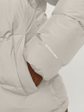 Φόρτωση εικόνας στο εργαλείο προβολής Συλλογής, ΜΠΟΥΦΑΝ PUFFER ΜΕ ΡΥΘΜΙΖΟΜΕΝΗ ΚΟΥΚΟΥΛΑ ΚΑΙ ΤΣΕΠΕΣ ΣΤΟ ΠΛΑΙ ΚΑΝΟΝΙΚΗ ΓΡΑΜΜΗ