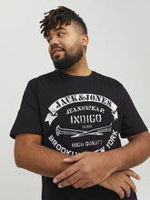 Φόρτωση εικόνας στο εργαλείο προβολής Συλλογής, Τ-SHIRT , ΜΕ ΣΤΡΟΓΓΥΛΗ ΛΑΙΜΟΚΟΨΗ ,100% ΒΑΜΒΑΚΙ ,ΜΕ ΤΟ LOGO ΤΟΥ BRAND ΕΜΠΡΟΣ , STANDARD FIT, PLUS SIZE