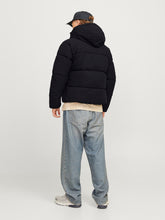 Φόρτωση εικόνας στο εργαλείο προβολής Συλλογής, PUFFER ΜΕ ΕΝΣΩΜΑΤΩΜΕΝΗ ΚΟΥΚΟΥΛΑ,ΑΔΙΑΒΡΟΧΟ ΚΙ ΑΝΤΙΑΝΕΜΙΚΟ,REGULAR FIT