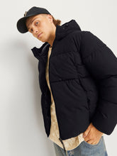 Φόρτωση εικόνας στο εργαλείο προβολής Συλλογής, PUFFER ΜΕ ΕΝΣΩΜΑΤΩΜΕΝΗ ΚΟΥΚΟΥΛΑ,ΑΔΙΑΒΡΟΧΟ ΚΙ ΑΝΤΙΑΝΕΜΙΚΟ,REGULAR FIT