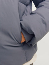 Φόρτωση εικόνας στο εργαλείο προβολής Συλλογής, PUFFER ΜΕ ΕΝΣΩΜΑΤΩΜΕΝΗ ΚΟΥΚΟΥΛΑ,ΑΔΙΑΒΡΟΧΟ ΚΙ ΑΝΤΙΑΝΕΜΙΚΟ,REGULAR FIT