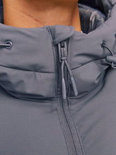 Φόρτωση εικόνας στο εργαλείο προβολής Συλλογής, PUFFER ΜΕ ΕΝΣΩΜΑΤΩΜΕΝΗ ΚΟΥΚΟΥΛΑ,ΑΔΙΑΒΡΟΧΟ ΚΙ ΑΝΤΙΑΝΕΜΙΚΟ,REGULAR FIT