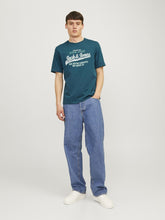 Φόρτωση εικόνας στο εργαλείο προβολής Συλλογής, JACK&JONES T-SHIRT ΚΟΝΤΟΜΑΝΙΚΟ ΜΕ ΛΑΙΜΟΚΟΨΗ ΚΑΙ ΣΤΑΜΠΑ ΜΕ ΤΟ LOGO ΕΜΠΡΟΣ ΚΑΝΟΝΙΚΗ ΕΦΑΡΜΟΓΗ