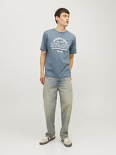 Φόρτωση εικόνας στο εργαλείο προβολής Συλλογής, JACK&JONES T-SHIRT ΚΟΝΤΟΜΑΝΙΚΟ ΜΕ ΛΑΙΜΟΚΟΨΗ ΚΑΙ ΣΤΑΜΠΑ ΜΕ ΤΟ LOGO ΕΜΠΡΟΣ ΚΑΝΟΝΙΚΗ ΕΦΑΡΜΟΓΗ