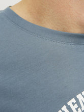 Φόρτωση εικόνας στο εργαλείο προβολής Συλλογής, JACK&JONES T-SHIRT ΚΟΝΤΟΜΑΝΙΚΟ ΜΕ ΛΑΙΜΟΚΟΨΗ ΚΑΙ ΣΤΑΜΠΑ ΜΕ ΤΟ LOGO ΕΜΠΡΟΣ ΚΑΝΟΝΙΚΗ ΕΦΑΡΜΟΓΗ