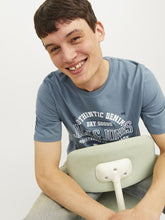 Φόρτωση εικόνας στο εργαλείο προβολής Συλλογής, JACK&JONES T-SHIRT ΚΟΝΤΟΜΑΝΙΚΟ ΜΕ ΛΑΙΜΟΚΟΨΗ ΚΑΙ ΣΤΑΜΠΑ ΜΕ ΤΟ LOGO ΕΜΠΡΟΣ ΚΑΝΟΝΙΚΗ ΕΦΑΡΜΟΓΗ