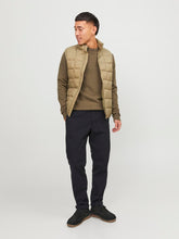 Φόρτωση εικόνας στο εργαλείο προβολής Συλλογής, ΠΑΝΤΕΛΟΝΙ CHINOS , ΜΕ ΠΛΑΓΙΕΣ ΤΣΕΠΕΣ ΚΑΙ ΜΙΚΡΟΣΧΕΔΙΟ , SLIM FIT