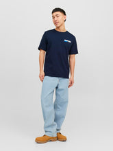 Φόρτωση εικόνας στο εργαλείο προβολής Συλλογής, T-SHIRT ΜΕ ΣΤΡΟΓΓΥΛΗ ΛΑΙΜΟΚΟΨΗ ,100% ΒΑΜΒΑΚΙ ,ΜΕ ΤΟ ΛΟΓΟΤΥΠΟ ΤΟΥ BRAND ΕΜΠΡΟΣ