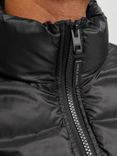 Φόρτωση εικόνας στο εργαλείο προβολής Συλλογής, ΑΜΑΝΙΚΟ ΜΠΟΥΦΑΝ PUFFER , ΜΕ ΠΛΑΓΙΕΣ ΤΣΕΠΕΣ, ME ΤΟ LOGO ΤΟΥ BRAND ΕΜΠΡΟΣ , REGULAR FIT