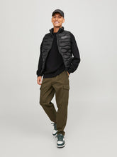 Φόρτωση εικόνας στο εργαλείο προβολής Συλλογής, ΑΜΑΝΙΚΟ ΜΠΟΥΦΑΝ PUFFER , ΜΕ ΠΛΑΓΙΕΣ ΤΣΕΠΕΣ, ME ΤΟ LOGO ΤΟΥ BRAND ΕΜΠΡΟΣ , REGULAR FIT