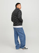 Φόρτωση εικόνας στο εργαλείο προβολής Συλλογής, ΜΠΟΥΦΑΝ PUFFER , ME ΠΛΑΓΙΕΣ ΤΣΕΠΕΣ , REGULAR FIT