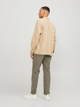 Φόρτωση εικόνας στο εργαλείο προβολής Συλλογής, ΠΑΝΤΕΛΟΝΙ CHINOS , ΜΕ ΠΛΑΓΙΕΣ ΤΣΕΠΕΣ ΚΑΙ ΜΙΚΡΟΣΧΕΔΙΟ , SLIM FIT