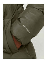 Φόρτωση εικόνας στο εργαλείο προβολής Συλλογής, ΜΠΟΥΦΑΝ PUFFER ΜΕ ΡΥΘΜΙΖΟΜΕΝΗ ΚΟΥΚΟΥΛΑ ΚΑΙ ΤΣΕΠΕΣ ΣΤΟ ΠΛΑΙ ΚΑΝΟΝΙΚΗ ΓΡΑΜΜΗ