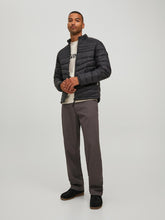 Φόρτωση εικόνας στο εργαλείο προβολής Συλλογής, ΜΠΟΥΦΑΝ PUFFER ,ΜΟΝΟΧΡΩΜΟ , ΜΕ ΤΟ LOGO ΤΟΥ BRAND ΣΤΟ ΜΑΝΙΚΙ ,REGULAR FIT