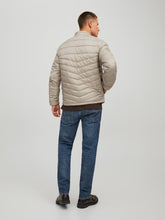 Φόρτωση εικόνας στο εργαλείο προβολής Συλλογής, ΜΠΟΥΦΑΝ PUFFER ,ΜΟΝΟΧΡΩΜΟ , ΜΕ ΤΟ LOGO ΤΟΥ BRAND ΣΤΟ ΜΑΝΙΚΙ ,REGULAR FIT