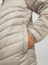 Φόρτωση εικόνας στο εργαλείο προβολής Συλλογής, ΜΠΟΥΦΑΝ PUFFER ,ΜΟΝΟΧΡΩΜΟ , ΜΕ ΤΟ LOGO ΤΟΥ BRAND ΣΤΟ ΜΑΝΙΚΙ ,REGULAR FIT