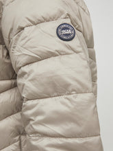 Φόρτωση εικόνας στο εργαλείο προβολής Συλλογής, ΜΠΟΥΦΑΝ PUFFER ,ΜΟΝΟΧΡΩΜΟ , ΜΕ ΤΟ LOGO ΤΟΥ BRAND ΣΤΟ ΜΑΝΙΚΙ ,REGULAR FIT