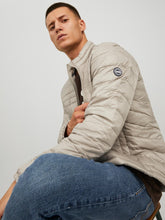 Φόρτωση εικόνας στο εργαλείο προβολής Συλλογής, ΜΠΟΥΦΑΝ PUFFER ,ΜΟΝΟΧΡΩΜΟ , ΜΕ ΤΟ LOGO ΤΟΥ BRAND ΣΤΟ ΜΑΝΙΚΙ ,REGULAR FIT