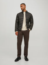 Φόρτωση εικόνας στο εργαλείο προβολής Συλλογής, ΜΠΟΥΦΑΝ PUFFER ,ΜΟΝΟΧΡΩΜΟ , ΜΕ ΤΟ LOGO ΤΟΥ BRAND ΣΤΟ ΜΑΝΙΚΙ ,REGULAR FIT