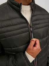 Φόρτωση εικόνας στο εργαλείο προβολής Συλλογής, ΜΠΟΥΦΑΝ PUFFER ,ΜΟΝΟΧΡΩΜΟ , ΜΕ ΤΟ LOGO ΤΟΥ BRAND ΣΤΟ ΜΑΝΙΚΙ ,REGULAR FIT