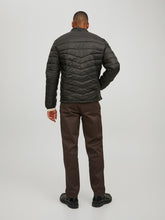 Φόρτωση εικόνας στο εργαλείο προβολής Συλλογής, ΜΠΟΥΦΑΝ PUFFER ,ΜΟΝΟΧΡΩΜΟ , ΜΕ ΤΟ LOGO ΤΟΥ BRAND ΣΤΟ ΜΑΝΙΚΙ ,REGULAR FIT