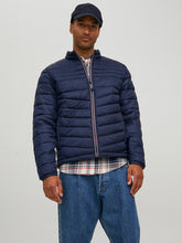 Φόρτωση εικόνας στο εργαλείο προβολής Συλλογής, ΜΠΟΥΦΑΝ PUFFER ,ΜΟΝΟΧΡΩΜΟ , ΜΕ ΤΟ LOGO ΤΟΥ BRAND ΣΤΟ ΜΑΝΙΚΙ ,REGULAR FIT