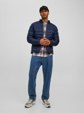 Φόρτωση εικόνας στο εργαλείο προβολής Συλλογής, ΜΠΟΥΦΑΝ PUFFER ,ΜΟΝΟΧΡΩΜΟ , ΜΕ ΤΟ LOGO ΤΟΥ BRAND ΣΤΟ ΜΑΝΙΚΙ ,REGULAR FIT