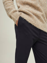 Φόρτωση εικόνας στο εργαλείο προβολής Συλλογής, ΠΑΝΤΕΛΟΝΙ CHINO ΜΕ ΛΑΣΤΙΧΟ ΣΤΗΝ ΜΕΣΗ , ΤΣΕΠΕΣ ΣΤΟ ΠΛΑΙ , TIGHT FIT