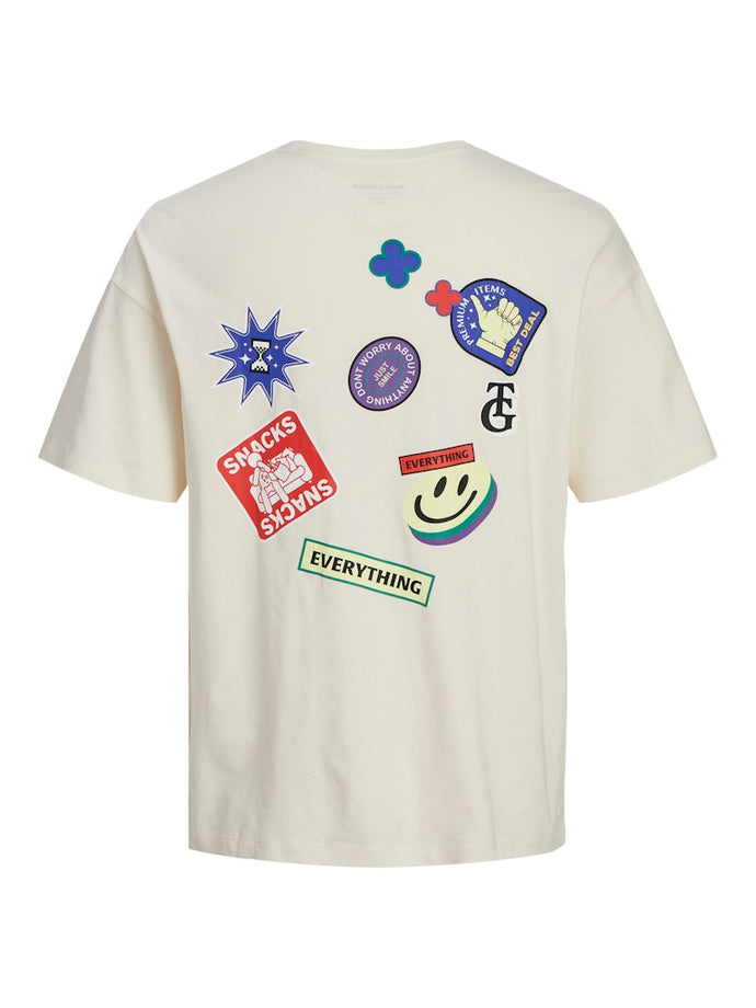 T-SHIRT ΛΑΙΜΟΚΟΨΗ, 100% ΒΑΜΒΑΚΙ ,ΜΕ ΤΥΠΩΜΕΝΗ ΣΤΑΜΠΑ ΕΜΠΡΟΣ ΚΑΙ ΠΙΣΩ ΜΕΡΟΣ.WIDE FIT