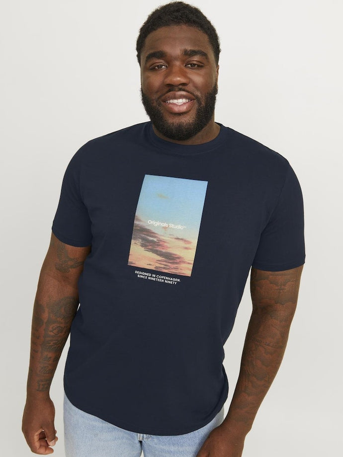Τ-SHIRT , ΜΕ ΣΤΡΟΓΓΥΛΗ ΛΑΙΜΟΚΟΨΗ ,100% ΒΑΜΒΑΚΙ , ΜΕ ΤΟ LOGO ΤΟΥ BRAND ΕΜΠΡΟΣ , RELAXED FIT , PLUS SIZE