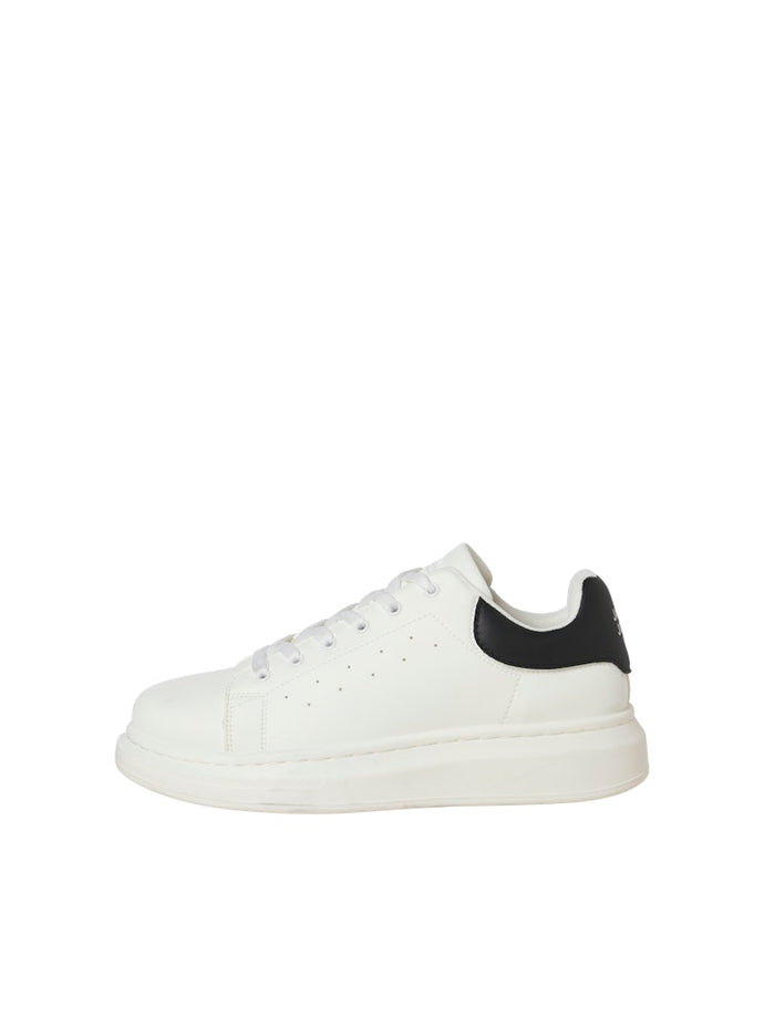 SNEAKERS  ΛΕΥΚΟ ΔΙΠΑΤΟ, ΜΕ ΜΑΥΡΟ ΧΡΩΜΑ ΣΤΟ ΠΙΣΩ ΜΕΡΟΣ