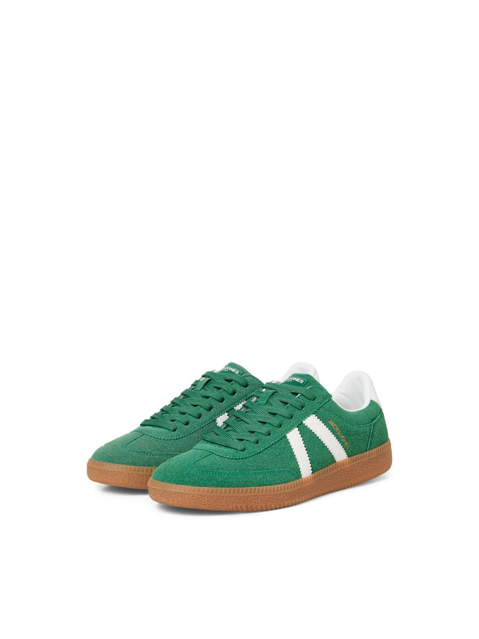 SNEAKERS ME ΡΙΓΑ ΣΤΟ ΠΛΑΙ KAI TO LOGO ΤΟΥ BRAND