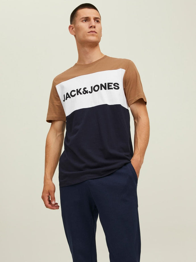 T-SHIRT , ΜΕ ΛΑΙΜΟΚΟΨΗ , 100% ΒΑΜΒΑΚΙ , ΜΕ ΤΟ LOGO ΤΟΥ BRAND ΕΜΠΡΟΣ , SLIM FIT
