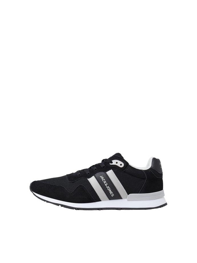 ΥΠΟΔΗΜΑ SNEAKER ΜΕ ΛΕΠΤΟΜΕΡΕΙΑ ΛΕΥΚΗ ΚΑΙ ΤΟ LOGO ΤΟΥ BRAND ΣΤΟ ΠΛΑΙ