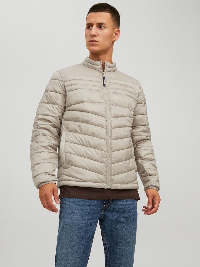 ΜΠΟΥΦΑΝ PUFFER ,ΜΟΝΟΧΡΩΜΟ , ΜΕ ΤΟ LOGO ΤΟΥ BRAND ΣΤΟ ΜΑΝΙΚΙ ,REGULAR FIT