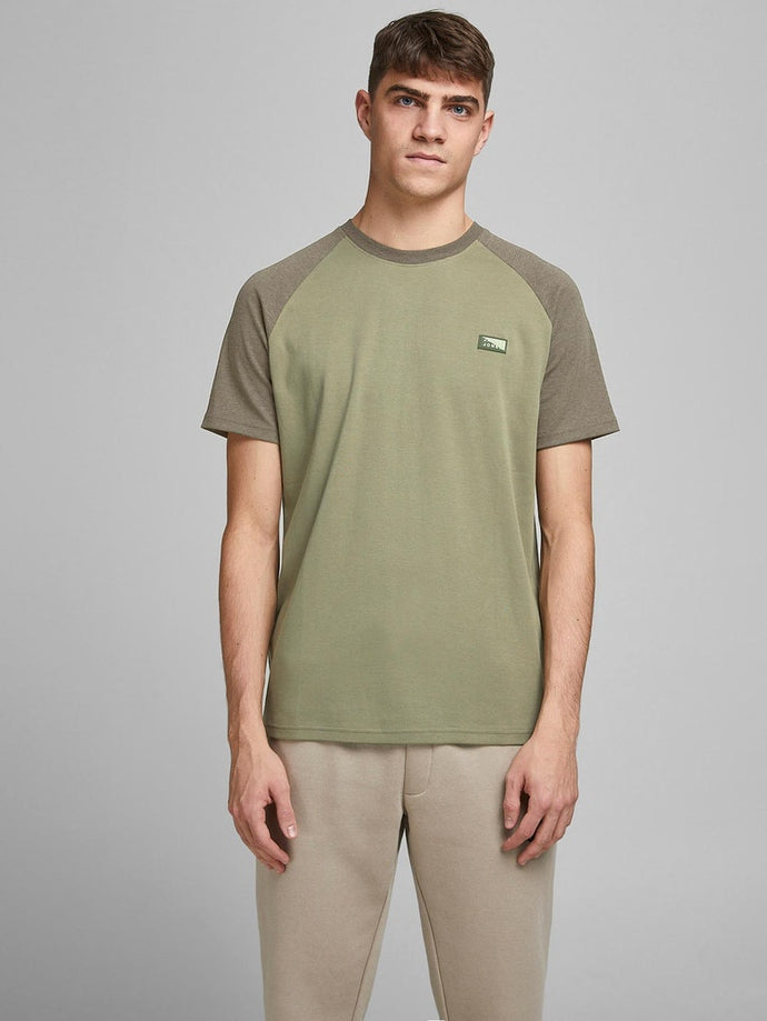 T-SHIRT ΛΑΙΜΟΚΟΨΗ 100% ΒΑΜΒΑΚΙ ΜΕ LOGO ΑΠΟ ΣΙΛΙΚΟΝΗ ΕΜΠΡΟΣ , SLIM FIT