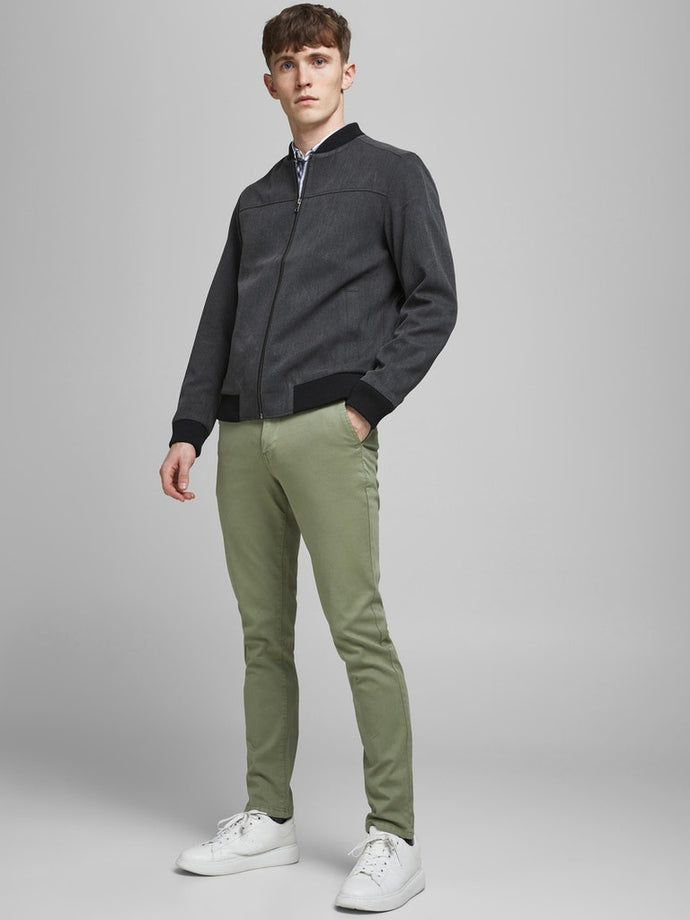 ΠΑΝΤΕΛΟΝΙ CHINO ΚΑΙ ΜΕΤΑΛΛΙΚΟ LOGO ΠΙΣΩ SLIM FIT